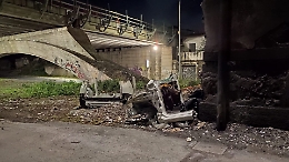 Catania: carcassa di auto abbandonata a Ognina