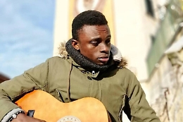 Chris Obe­hi e la ma­gia uni­ver­sa­le del­la mu­si­ca: «Rosa Ba­li­stre­ri mi ri­cor­da casa»