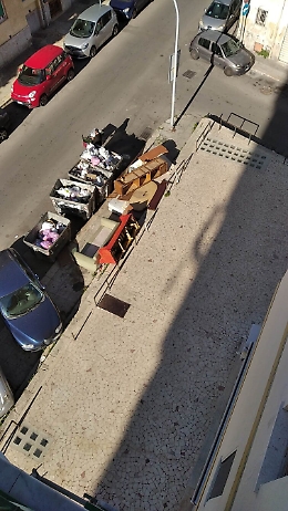 Palermo, quartiere Zisa: bruciano rifiuti in zona abitata. Scampato pericolo