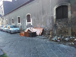 Catania, incendiano rifiuti davanti all'asilo: genitori esasperati