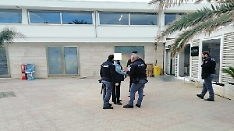 Strappa tenda da sole in un bar a San Leone: fermato dalla Polizia