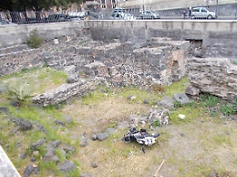 Catania, un motorino smantellato dentro le Terme Romane