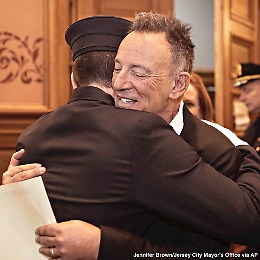 Il figlio di Bruce Springsteen diventa pompiere: l'emozione di "The Boss"