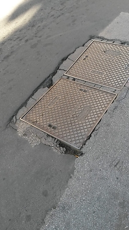 Catania: tombini pericolosi in via Vittorio Emanuele Orlando