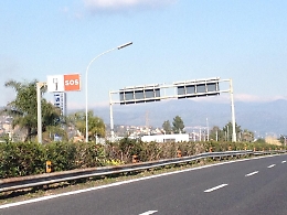 Catania, A/18 uscita Giarre, segnaletica pericolante