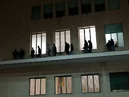 Gela, netturbini sul cornicione del Municipio: chiedono lavoro a tempo determinato