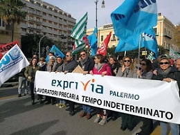 Palermo, lavoratori dei call center scendono in strada