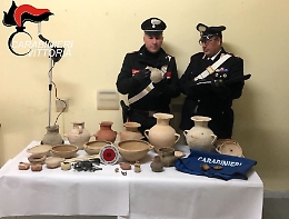 Tombaroli in azione nella necropoli di Kamarina: recuperati reperti, 3 denunce