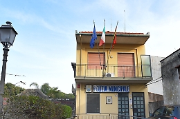 Aci Catena, vandali in azione nell'ex caserma dei vigili urbani