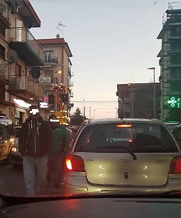 Gravina di Catania: candelora davanti al panificio, traffico in tilt