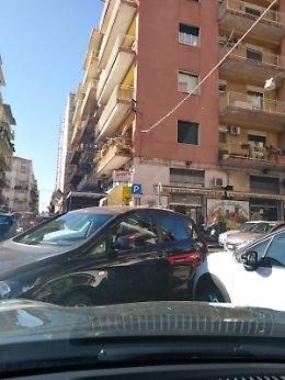 Catania: posteggio selvaggio in Via Ingegnere