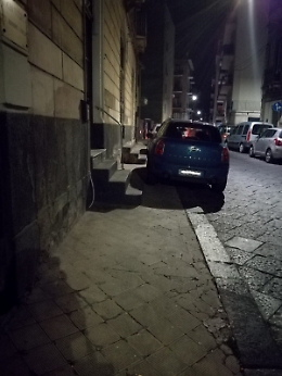 Catania, via G. Carnazza: auto sui marciapiedi e pedoni per strada