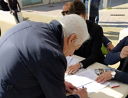 Agrigento, tanta gente a San Leone per la raccolta firme di Fratelli d'Italia