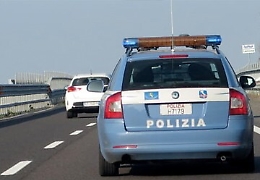 Ruba una 500, sfreccia in autostrada ma resta bloccato da un incidente (simulato)