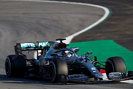 Formula 1, Hamilton e lo strano movimento del volante della Mercedes