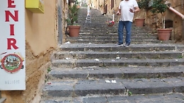 Agrigento, commerciante ripulisce una scalinata e viene multato quale sporcaccione