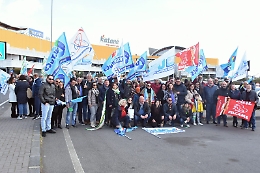 Gdo, posti di lavoro Coop a rischio: protesta al "Katanè" di Gravina