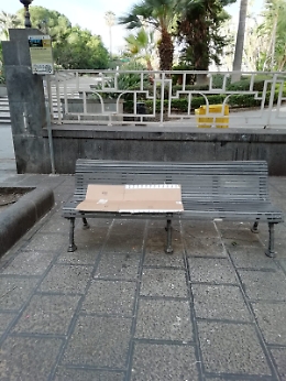 Catania, villa Bellini: cartone e incuria sulle panchine