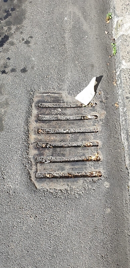 Catania: otturati da mesi i tombini di via Etnea a Gravina