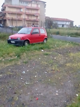 Adrano: auto abbandonata da tre mesi in via Dionigi il Vecchio