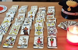 Catania, incendia la villa del marito: lo avevano detto i tarocchi!