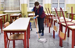 Scuole chiuse, allo studio voucher alle famiglie per baby-sitter e congedi parentali