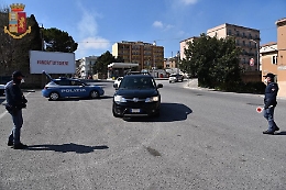 Coronavirus, esce di casa per andare dalla fidanzata e la macchina prende fuoco: denunciato