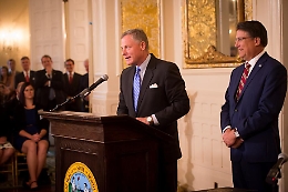 Coronavirus, il senatore Usa rassicurava tutti ma intanto ha venduto le azioni a rischio