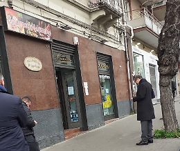 Coronavirus, l'esempio di Musumeci in attesa del suo turno per entrare in salumeria