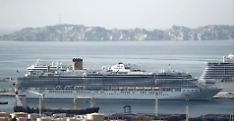 Genova, al via lo sbarco degli italiani dalla Costa Luminosa