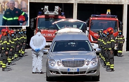 Catania, rabbia per il vigile del fuoco ucciso dal virus come il padre: «Test solo dopo 14 giorni di febbre»