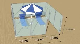 Spiaggia al tempo del coronavirus: lettini e ombrelloni separati dal plexiglass
