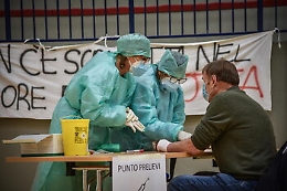 Coronavirus, in Italia per la prima volta positivi in calo