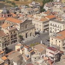 Fermato ad un posto di blocco, si spoglia: denunciato