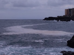 Catania: scie di schiuma nel mare di Ognina