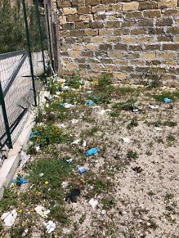 Partinico (PA): degrado all'interno di un parcheggio