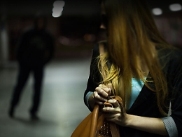 Francavilla, la chiude in garage e la costringe a subire atti sessuali