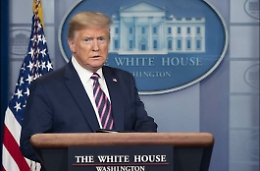 Trump fa causa all'FBI ma a casa sua c'erano 300 documenti top secret