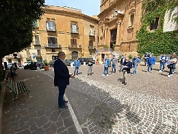 Coronavirus, esercenti di Agrigento appendono le chiavi dei propri negozi in un cancello dinanzi al comune