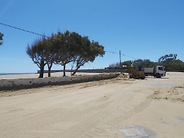 La Plaia si prepara per l'estate: lavori di pulizia per v. Kennedy e spiagge libere