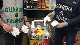 San Giovanni la Punta, sequestrat dalla GdF abiti e mascherine non regolari