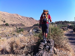 Viaggi a piedi e ospitalità low cost 
la vacanza a passo lento sarà la più praticabile?