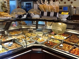 Coronavirus, la Regione chiarisce: «Asporto e domicilio per bar e ristoranti anche di domenica»