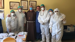 Covid, vescovo di Caltagirone torna da guarito in ospedale: visita a sorpresa