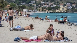 Coronavirus, l'ira del sindaco Orlando: «Chiudo spiagge e spazi pubblici»