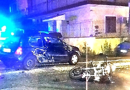 Catania, in sella ad una moto rubata (e senza patente) si schianta contro un'auto