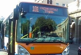 Bus troppo pieno, l'autista gli chiede di scendere e lui gli dà un pugno