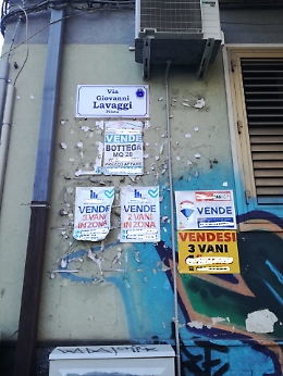 Catania: affissioni selvagge e impunite sulle facciate dei palazzi