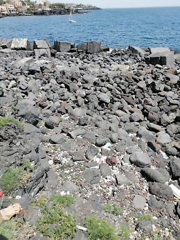 Catania: gli scogli di Ognina adibiti a pattumiera