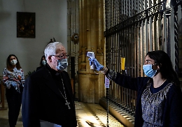 Riprendono le messe: milioni di fedeli in attesa, anche dal Papa appello alla responsabilità